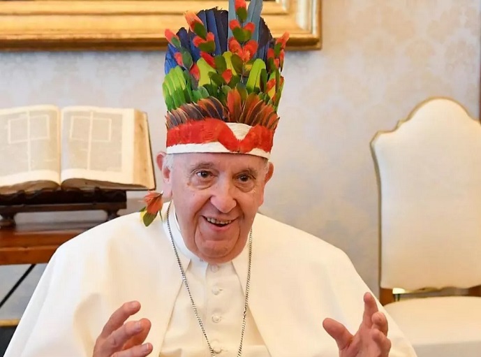 Papa Francisco usa cocar presenteado pelos bispos do Amazonas