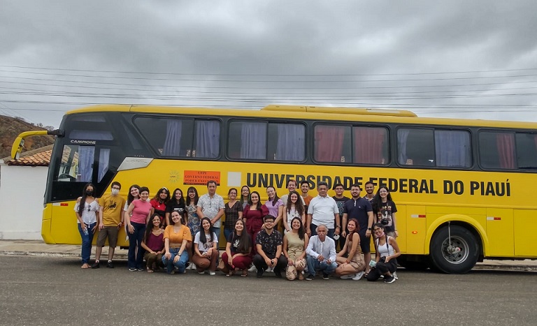 Vice-Reitor, professores e alunos em expedição a Oeiras-PI